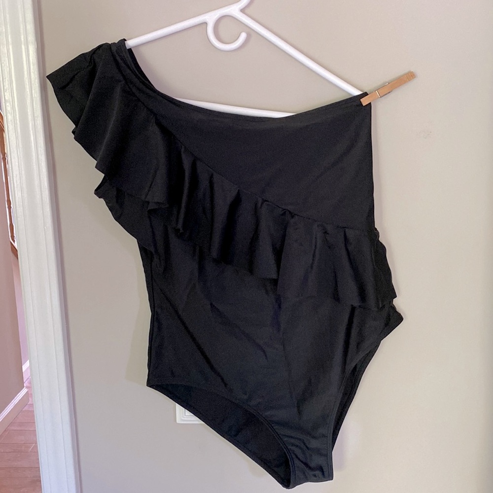 Women’s Black One Shoulder Ruffle One Piece EUC Size XL with pads